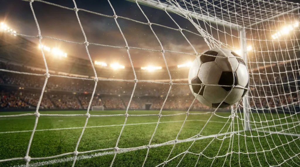 Rete di una porta da calcio vista da dietro con il pallone che entra durante una partita di Serie A