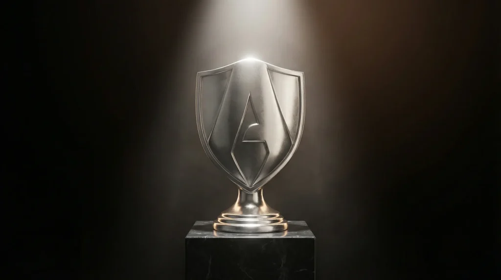 Trofeo dello scudetto della Serie A esposto su un piedistallo con illuminazione drammatica